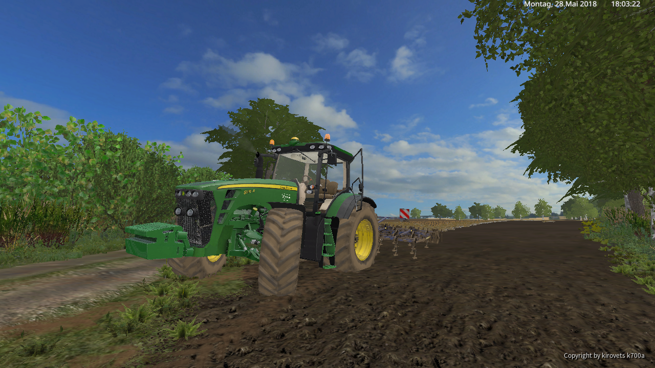 John Deere 8270R bei der Bodenbearbeitung